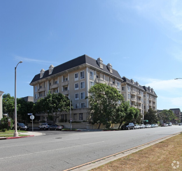 More Photos Of 8811 Burton Way, Los Angeles Apartments For Sale