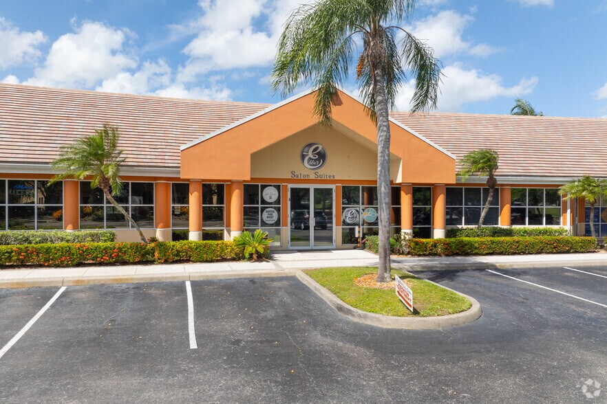 More Photos Of 11940 Fairway Lakes Dr, Fort Myers General Retail For Lease