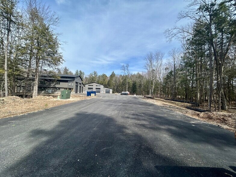 More Photos Of 15 Oneil St, Easthampton Warehouse For Lease