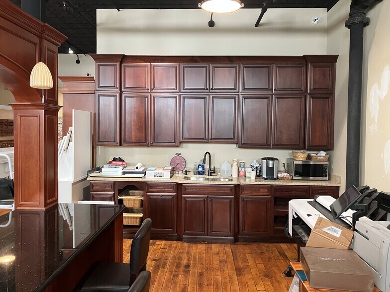 More Photos Of 419 Lincoln St, Marlborough Light Manufacturing For Lease