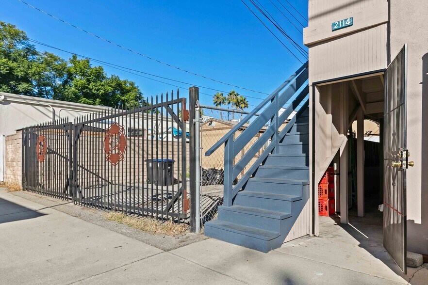 More Photos Of 2114 W Magnolia Blvd, Burbank Storefront For Sale