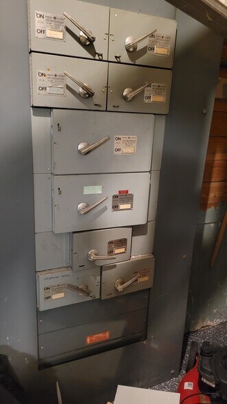 More Photos Of 27531 Grand River St, Livonia General Retail For Sale