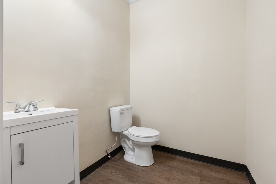 More Photos Of 109 W Main St, Itasca Storefront For Sale