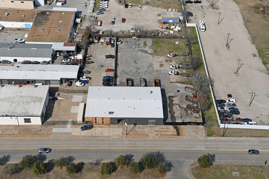 More Photos Of 1711 Chenault St, Dallas Distribution For Sale