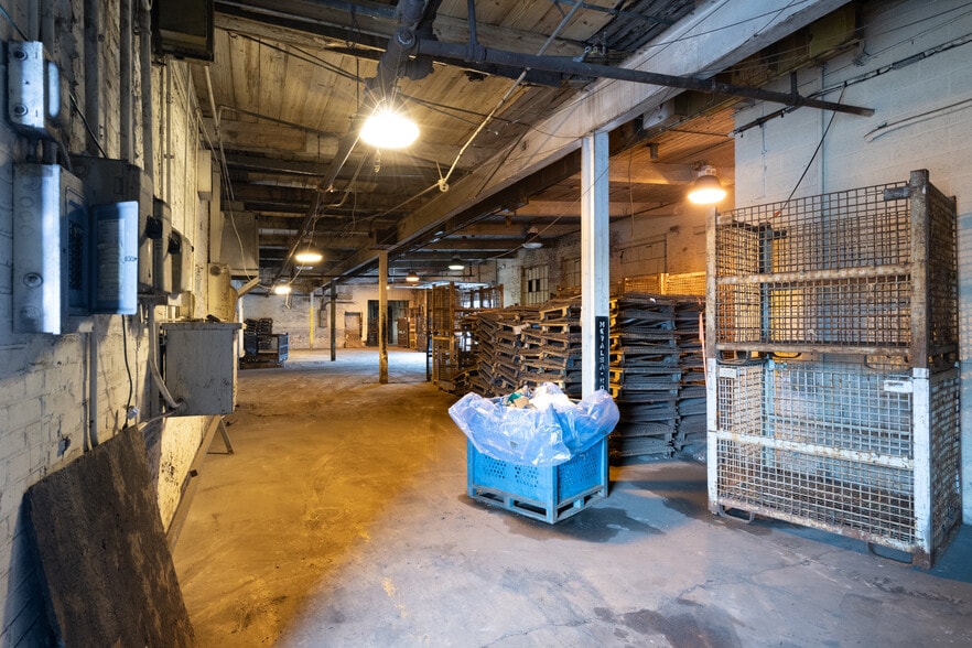 More Photos Of 1315 W 18th St, Anderson Warehouse For Lease