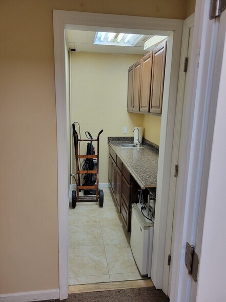 More Photos Of 304 Federal Rd, Brookfield Office For Lease