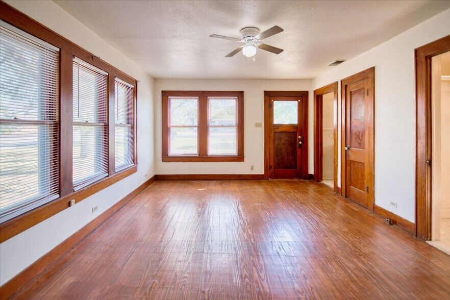 More Photos Of 1007 N Llano St, Fredericksburg Office Residential For Sale