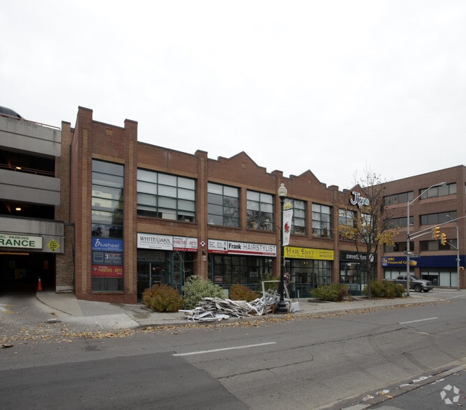 More Photos Of 115 Trafalgar Rd, Oakville Storefront Retail Office For Lease