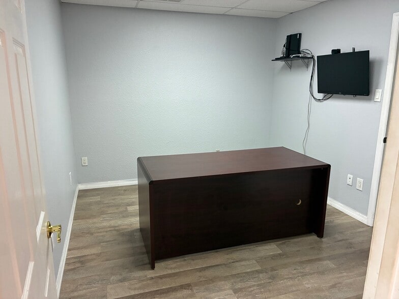 More Photos Of 1092-1086 NE Industrial Blvd, Jensen Beach Light Manufacturing For Lease