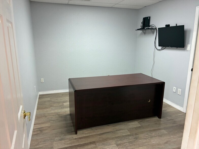 More Photos Of 1092-1086 NE Industrial Blvd, Jensen Beach Light Manufacturing For Sale