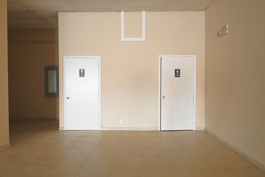 More Photos Of 922 N Conway Ave, Mission Storefront For Lease