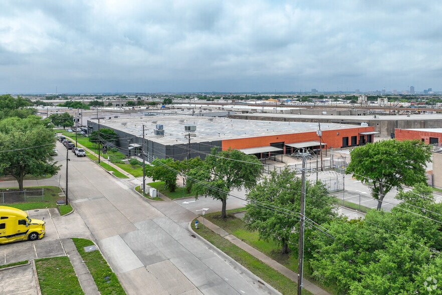 More Photos Of 11325 Gemini Ln, Dallas Warehouse For Lease