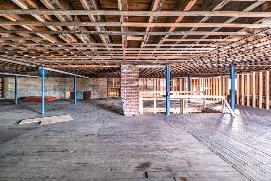 More Photos Of 177-179 N Main St, Russellville Storefront For Lease