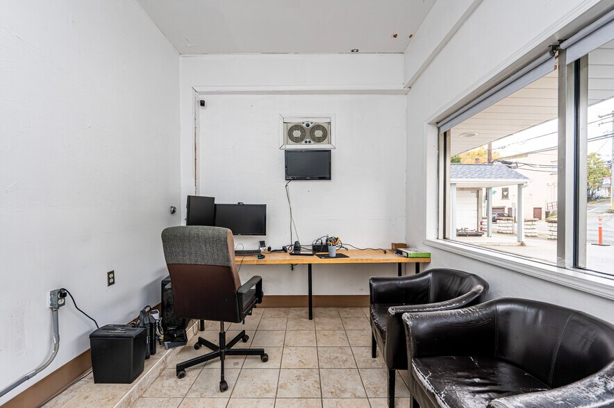 More Photos Of 305 Division St, Jeannette Distribution For Sale