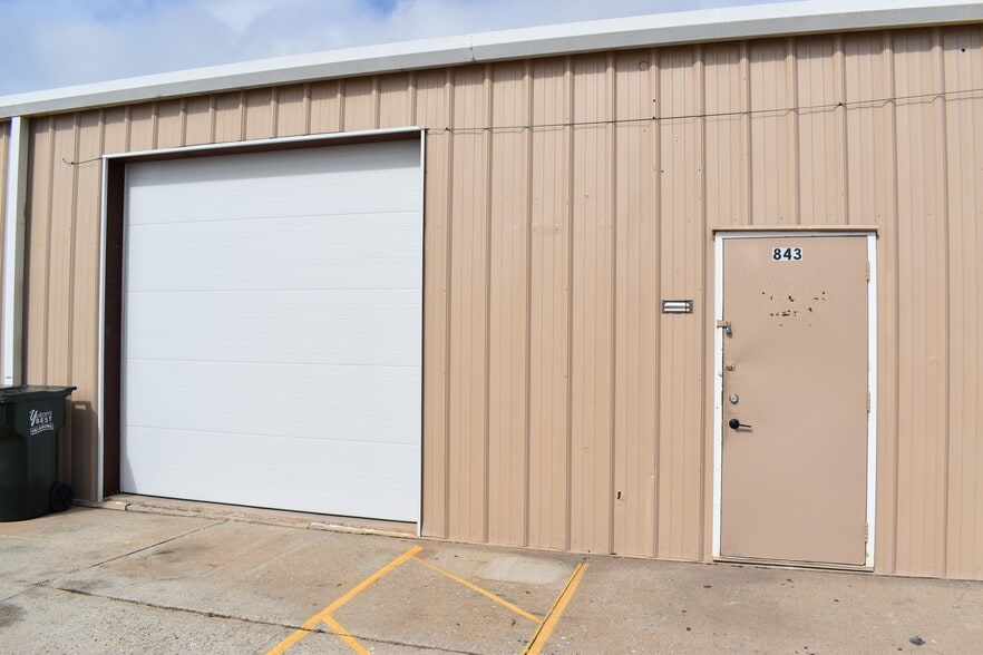 More Photos Of 831-841 Industrial Dr, Yukon Light Manufacturing For Sale