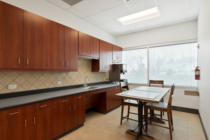 More Photos Of 533 N Alamo Rd, Alamo Office For Sale