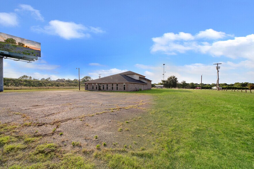 More Photos Of 205 E North Interstate 30 Service Rd, Cumby Showroom For Lease