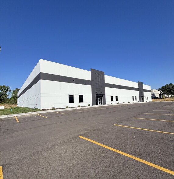 More Photos Of 500-550 Corporate Hills Dr, Saint Charles Warehouse For Lease