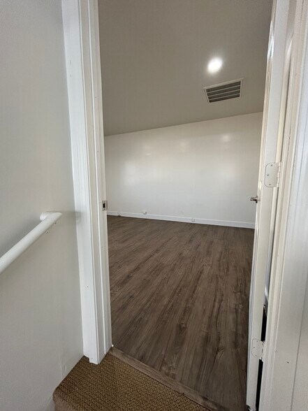 More Photos Of 5790 Wynn Rd, Las Vegas Showroom For Lease