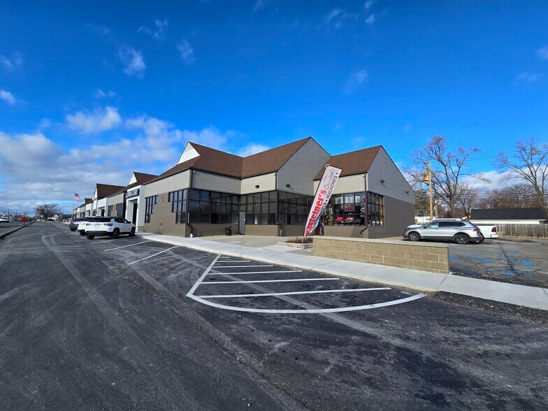 More Photos Of 33202-33278 Woodward Ave, Birmingham Unknown For Lease