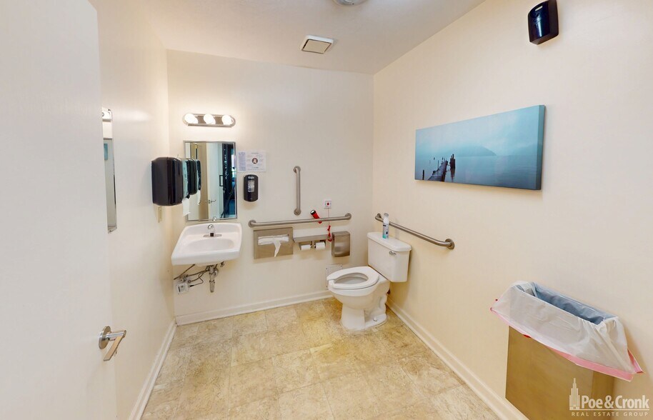 More Photos Of 7400 Sunnybrook Dr, Roanoke Medical For Sale