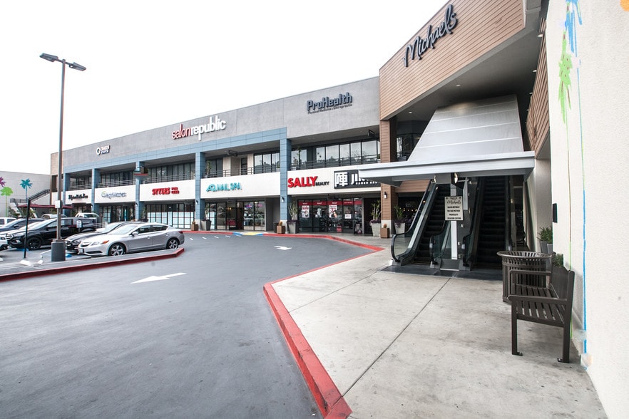 More Photos Of 11211-11239 Ventura Blvd, Studio City Unknown For Lease