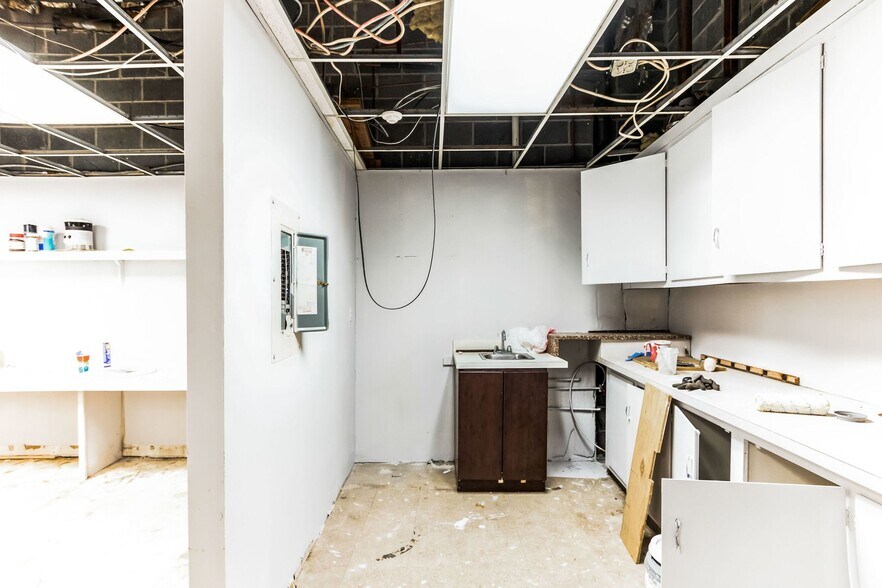 More Photos Of 200 W 4th St, Plainfield Light Distribution For Lease