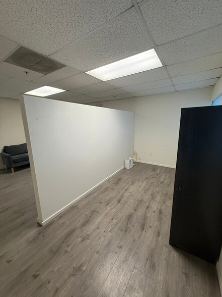 More Photos Of 14529 Archwood St, Van Nuys Storefront Retail Office For Lease