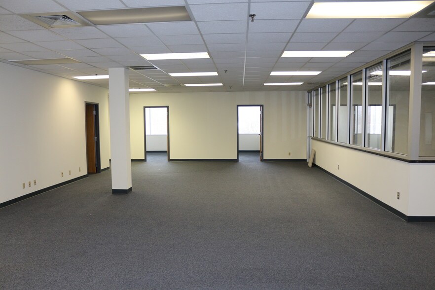 More Photos Of 300 W Jefferson St, Springfield Office For Lease