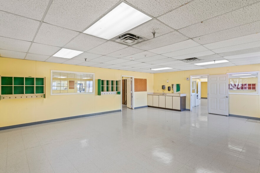 More Photos Of 211 Edds Ln, Sterling Schools For Sale