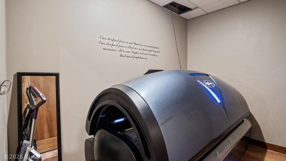 More Photos Of 202 S 9th St, Indianola Storefront For Sale