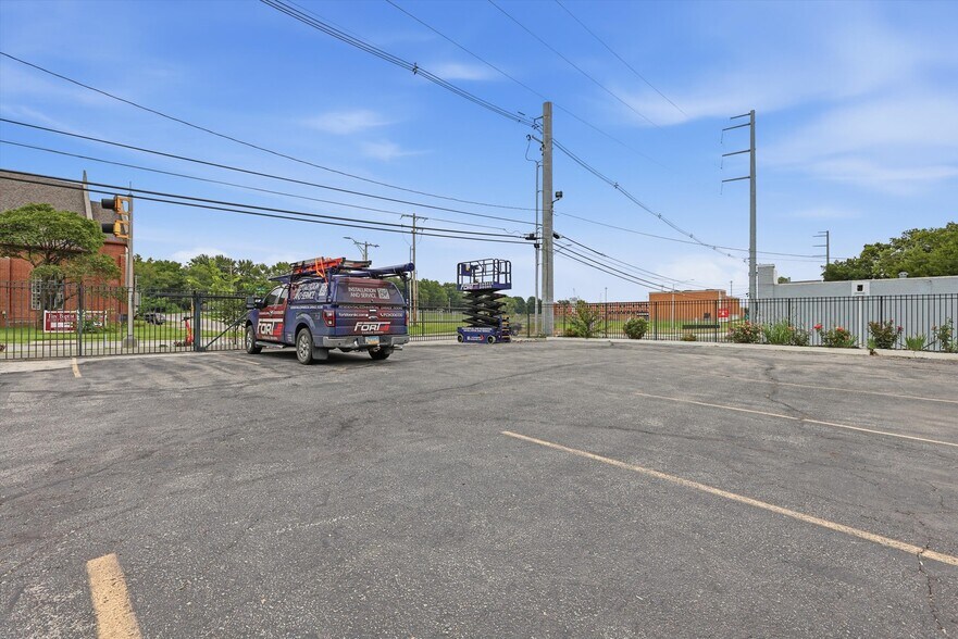More Photos Of 7511 Leavenworth Rd, Kansas City Auto Repair For Sale