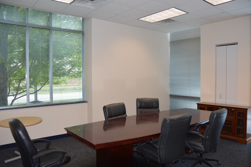 More Photos Of 3210 Oak Grove Ave, Waukegan Warehouse For Lease