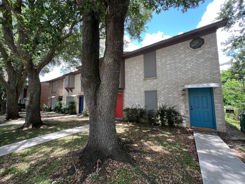 More Photos Of 1039 N Chenango St, Angleton Apartments For Sale
