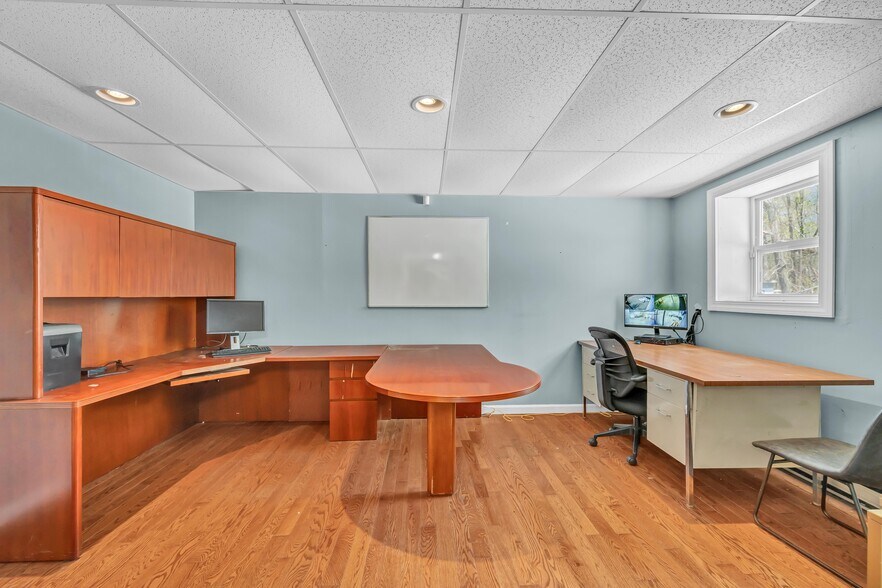 More Photos Of 2391 S Main St, Waterbury Showroom For Sale