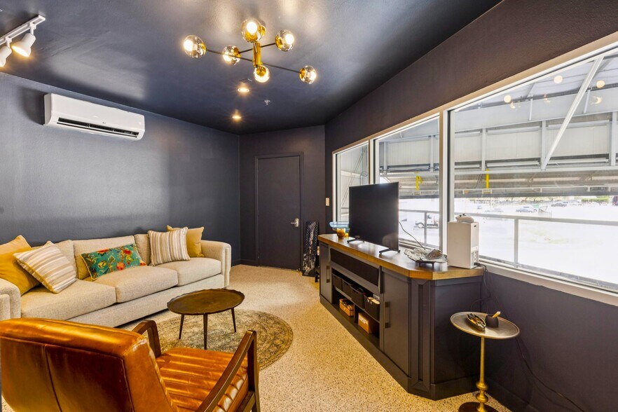 More Photos Of 15809 Addison Rd, Addison Airplane Hangar For Sale