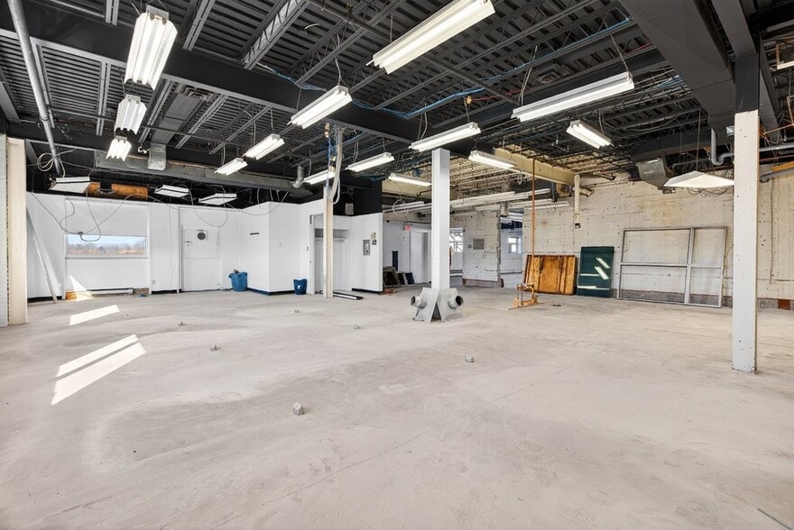 More Photos Of 144-150 Chatham St, Hamilton Manufacturing For Lease