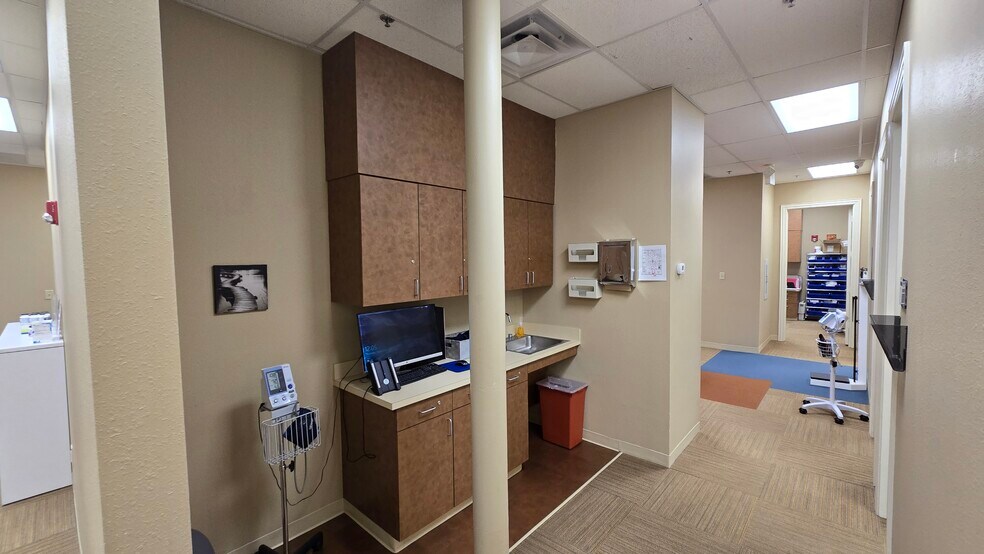 More Photos Of 117-133 W Parkwood Ave, Friendswood Storefront For Lease