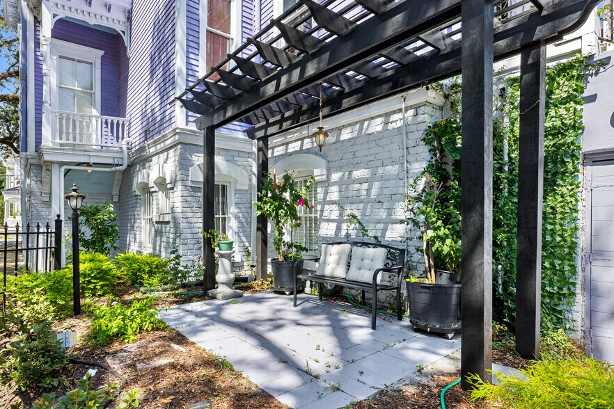 More Photos Of 402 E Gaston St, Savannah Hospitality For Sale