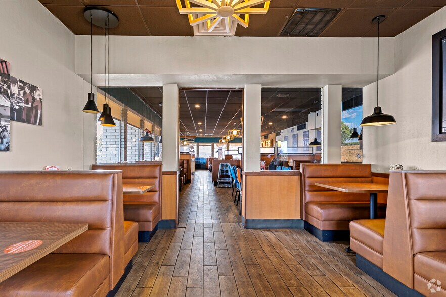 More Photos Of 3422 W Gentry Pkwy, Tyler Restaurant For Lease