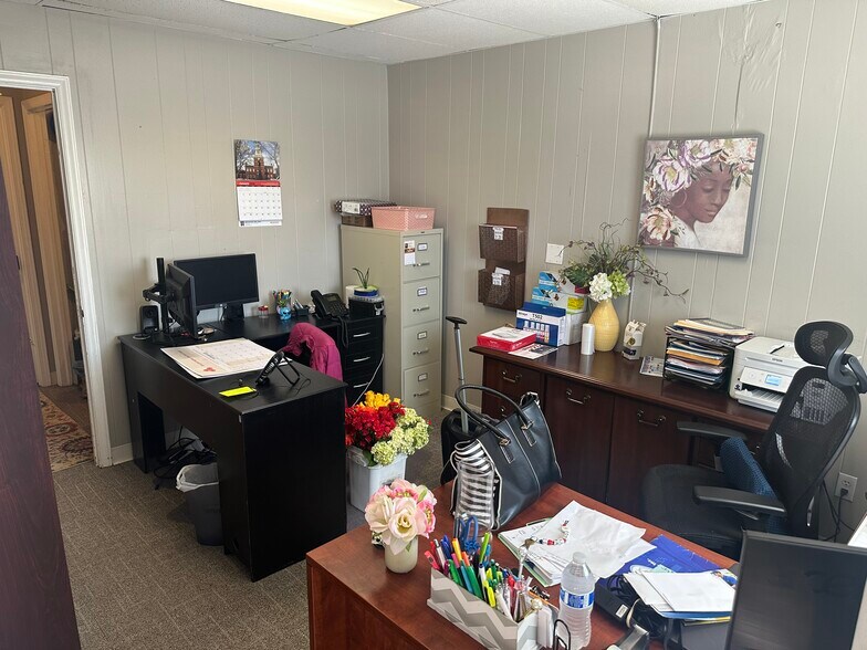 More Photos Of 305 Pineview Dr, Kernersville Office For Sale