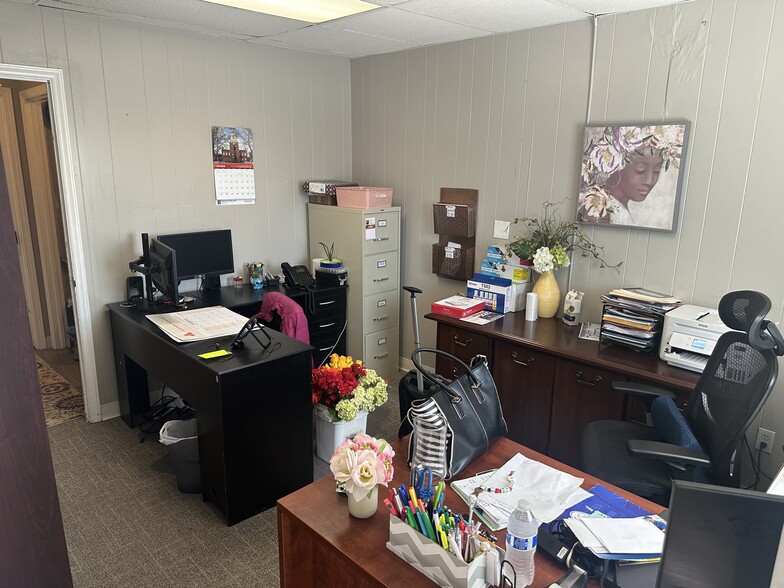 More Photos Of 309 Pineview Dr, Kernersville Office For Lease