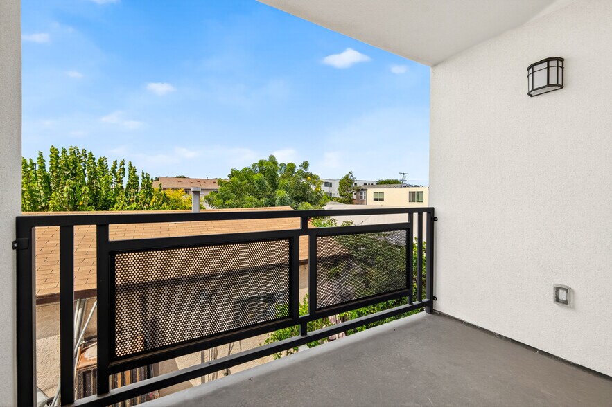 More Photos Of 1597 W 37th St, Los Angeles Apartments For Sale
