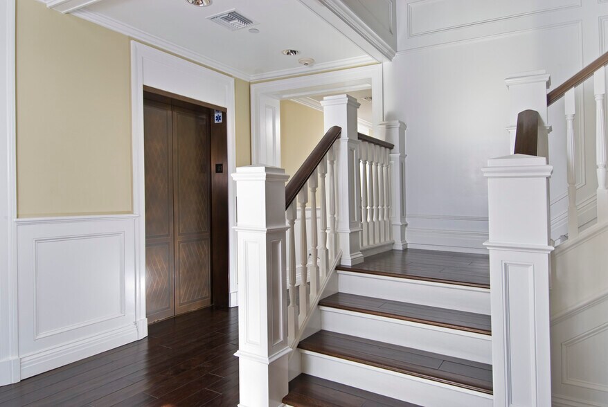 More Photos Of 4421 W Riverside Dr, Burbank Office For Lease