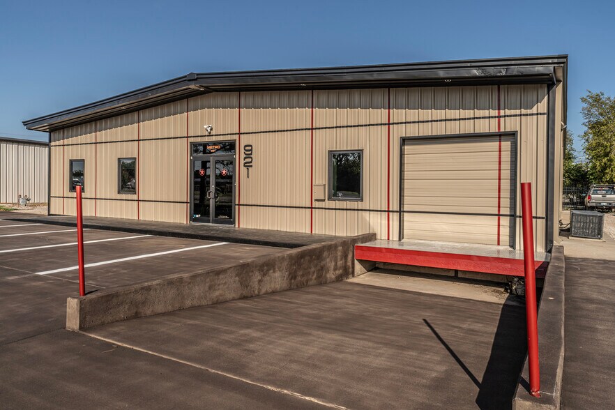 More Photos Of 921 N Lahoma Ave, Norman Light Manufacturing For Sale