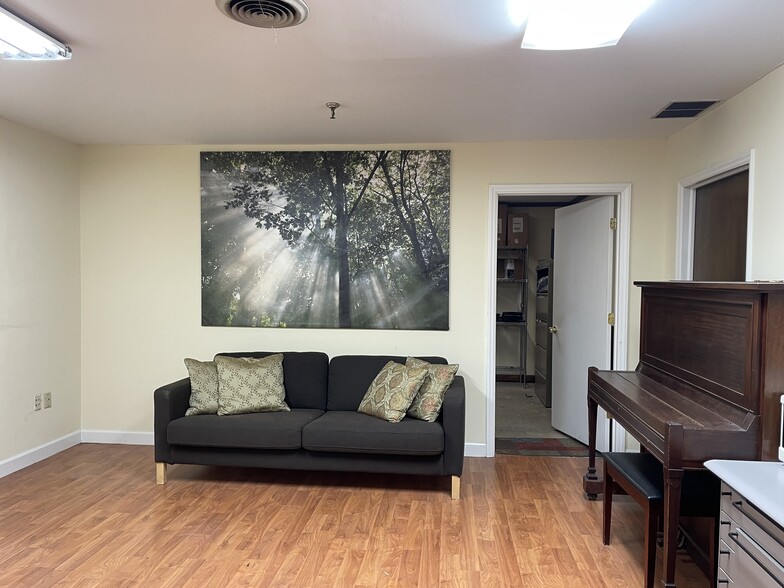 More Photos Of 1007 Norwalk St, Greensboro Warehouse For Lease