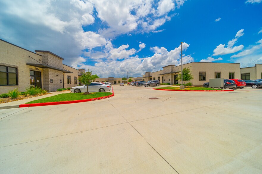 More Photos Of 202 Industrial Blvd, Sugar Land Loft Creative Space For Sale