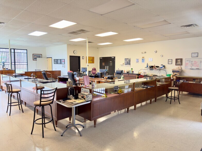 More Photos Of 1650 Perrysburg Holland Rd, Holland Freestanding For Lease