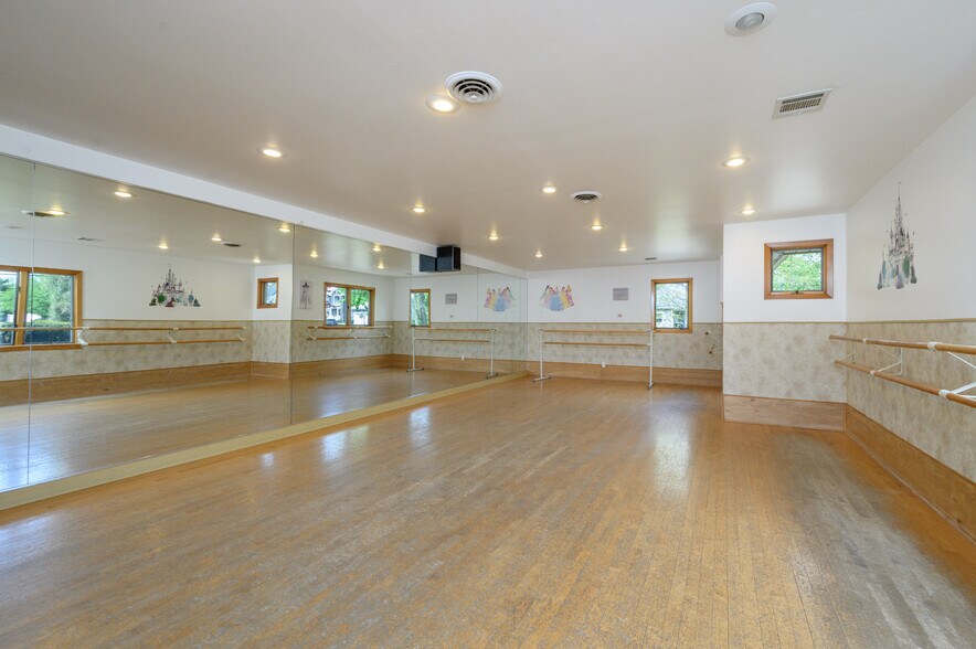 More Photos Of 355 Buckelew Ave, Monroe Township Freestanding For Sale