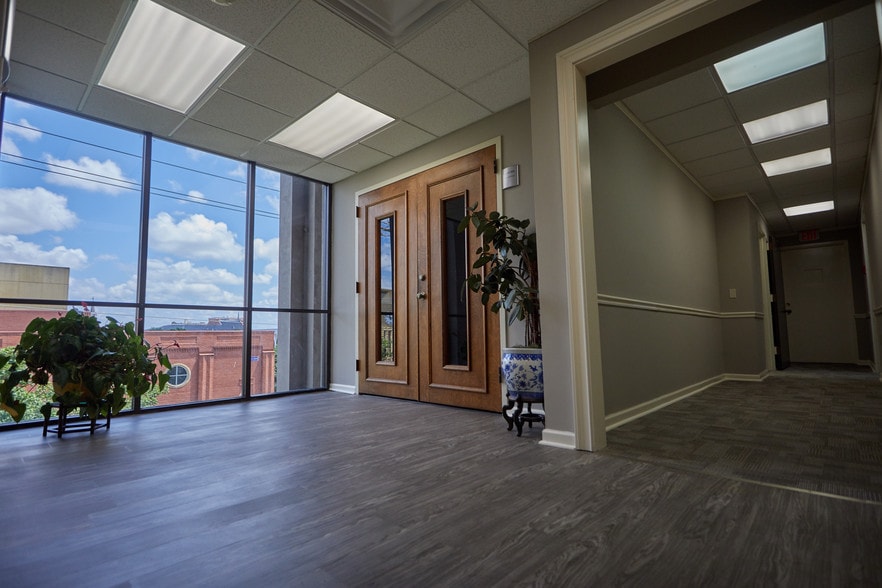 More Photos Of 18 9th St, Columbus Office For Lease
